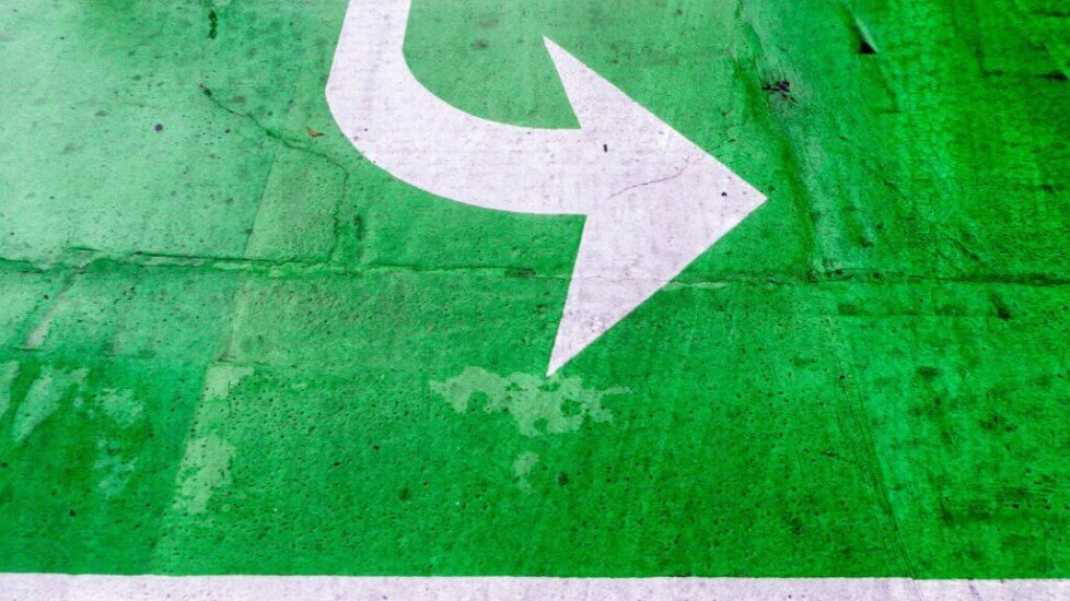 Right-pointing arrow