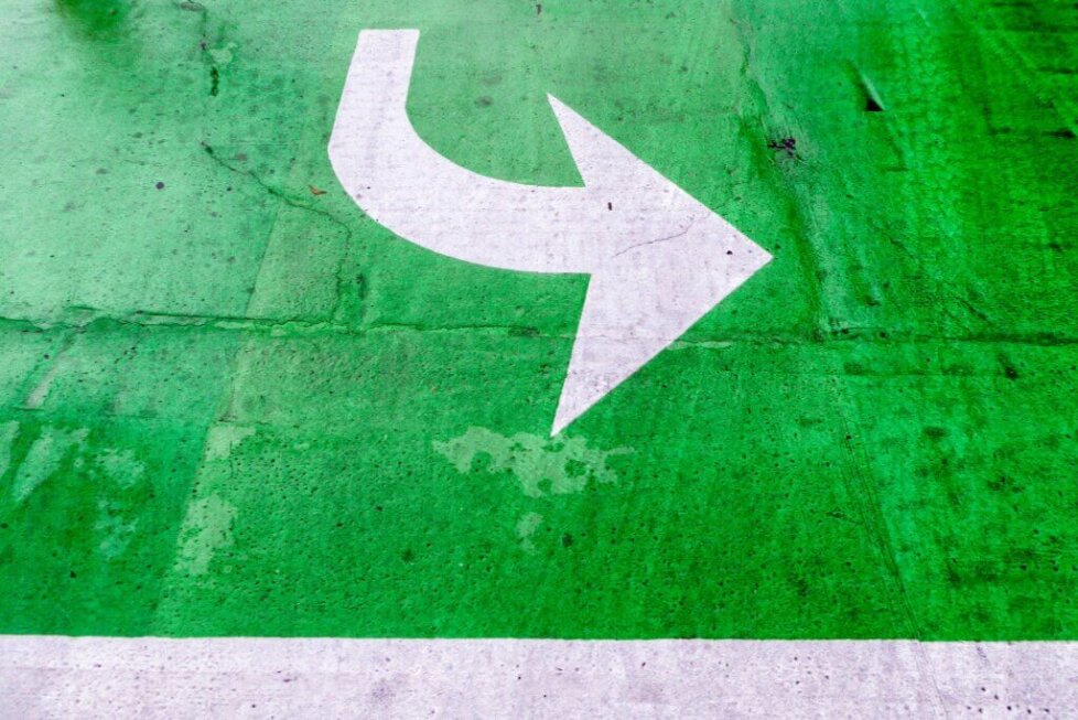 Right-pointing arrow